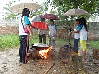 暴雨天戶外做飯 湛師支教隊接受雨的洗禮