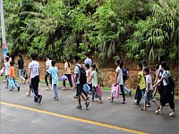 山路雖崎嶇，風(fēng)馨伴你行